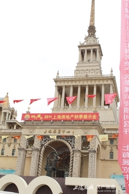 上海熱線房產頻道-- 十一房展:開發商打價格牌 房價還能再低點